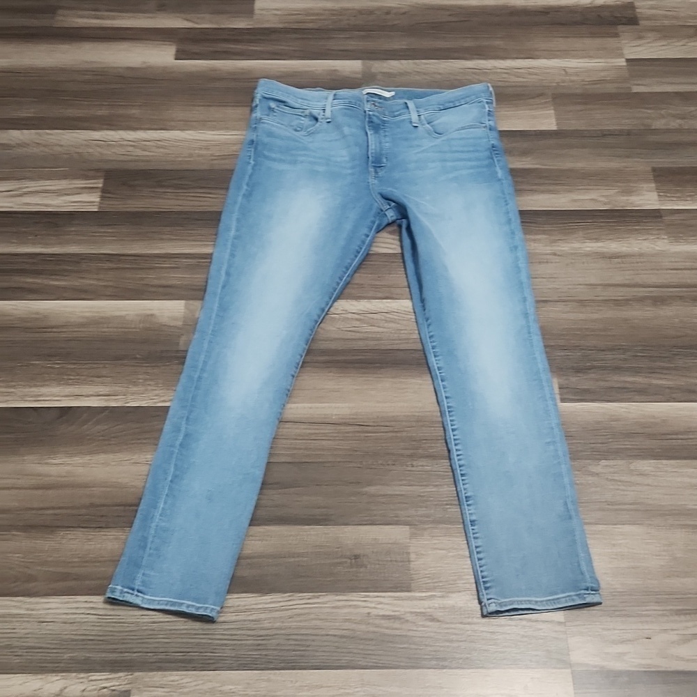 Levis 311 Skinny Jeans Light Wash Size 32 Inseam. 29'